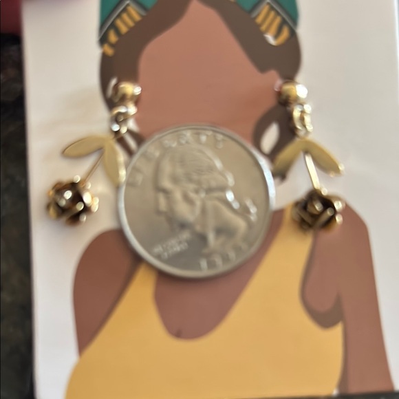 Chic Gold Tone Flower Earrings - Picture 3 of 3